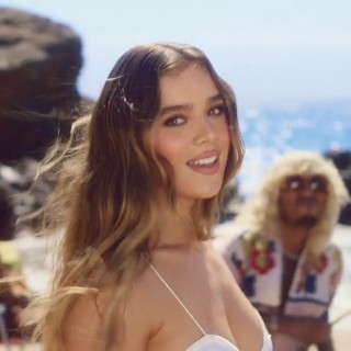 Hailee-Steinfeld-R363