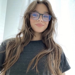 Hailee-Steinfeld-R365