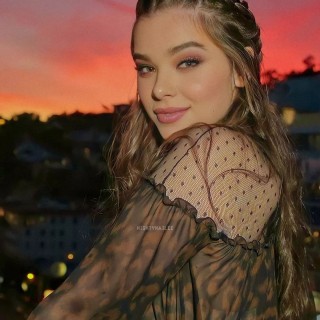 Hailee-Steinfeld-R370