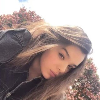 Hailee-Steinfeld-R376