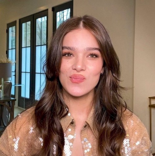 Hailee-Steinfeld-R377.jpg