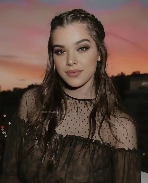 Hailee-Steinfeld-R381.jpg