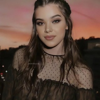 Hailee-Steinfeld-R381