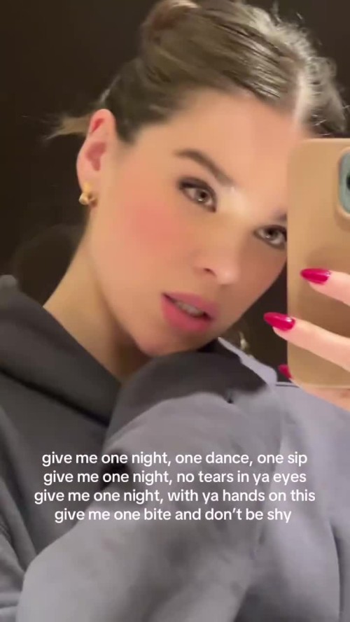 Hailee Steinfeld R382