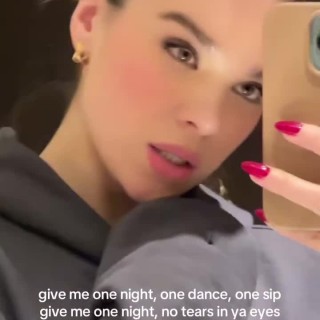 Hailee-Steinfeld-R382