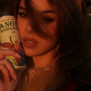 Hailee-Steinfeld-R383