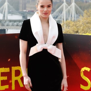 Hailee-Steinfeld-R384