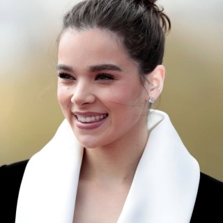 Hailee-Steinfeld-R386