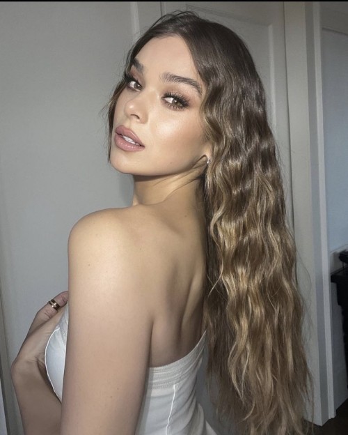 Hailee-Steinfeld-R391.jpg
