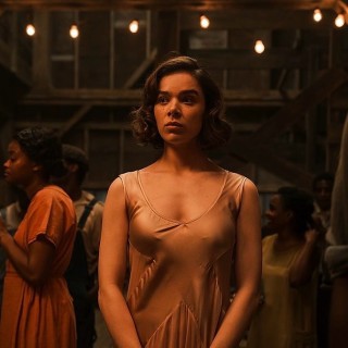 Hailee-Steinfeld-R393