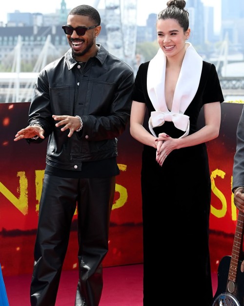 Hailee Steinfeld R394