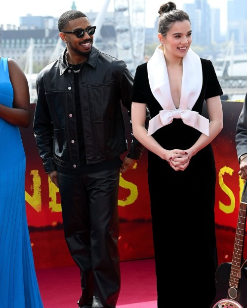 Hailee Steinfeld R395