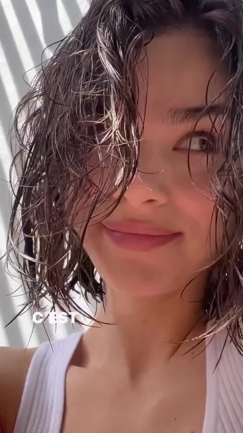 Hailee Steinfeld R404