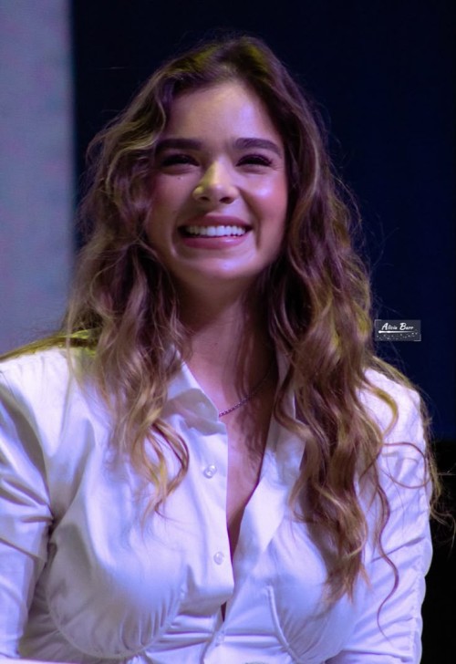 Hailee-Steinfeld-R410.jpeg
