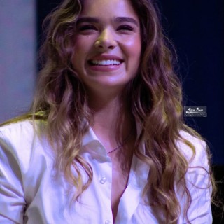 Hailee-Steinfeld-R410
