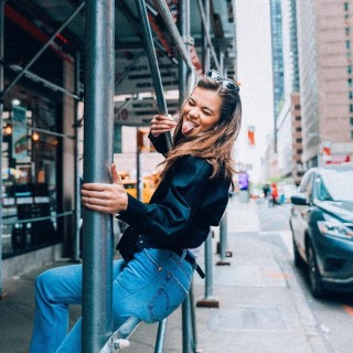 Hailee-Steinfeld-R417