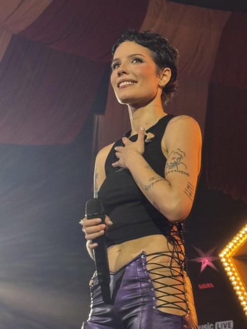 Halsey-R008a430fa94e87a7992.jpg