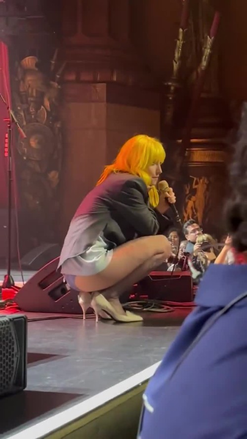 Hayley Williams 8UGE9sasWkgpm4w 