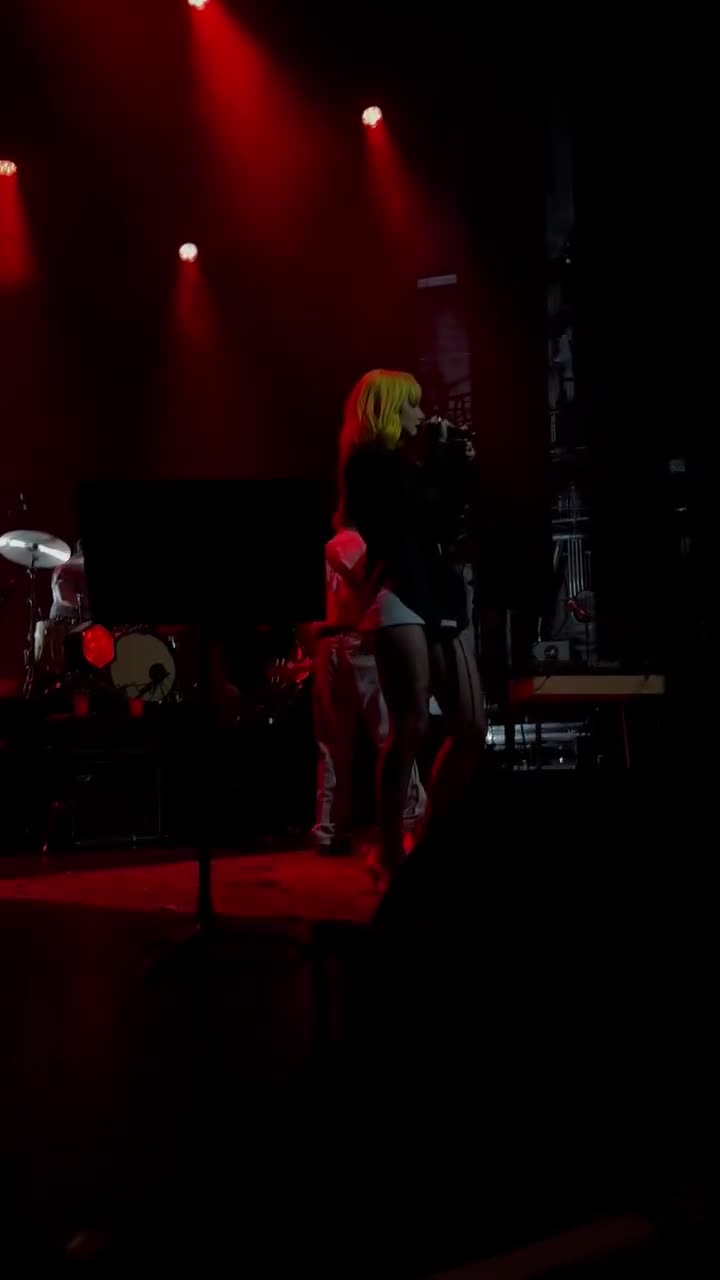 Hayley-Williams-L2r5KJbK5S843O5Q.mp4
