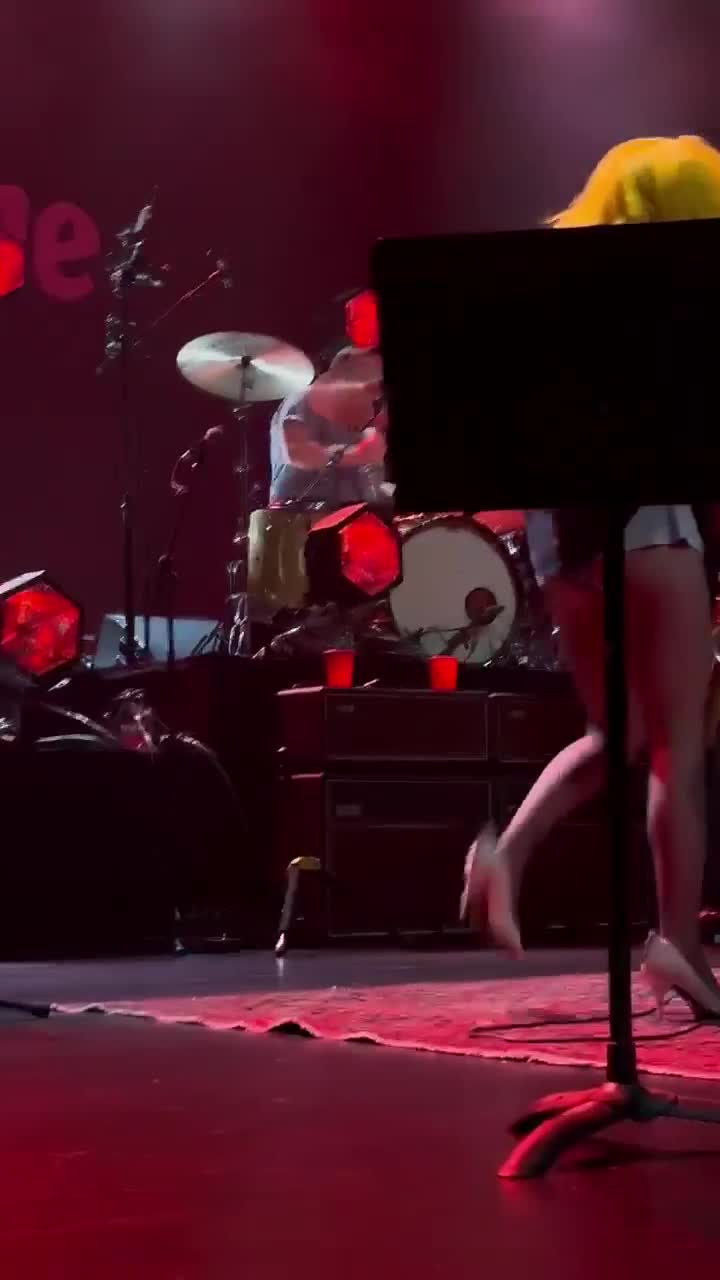 Hayley-Williams-h5CiAuMlfITYPb0M.mp4