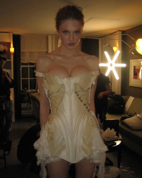 Hunter-Schafer-getting-ready-for-the-Met-Gala-Afterparty-I-dont-know-how-to-say-it-but-you-all-are-the-best.-I-received-so-many-DMs-from-you-like--When-are-you-posting-the-other-Afterpa415881d43ca05f9.jpg