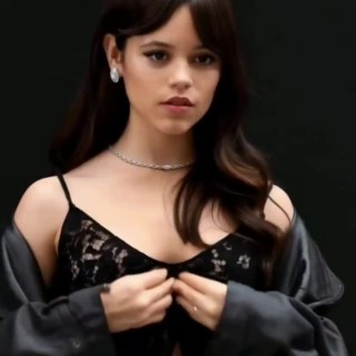 Jenna-Ortega-F050