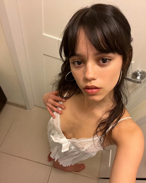 Jenna-Ortega-R026.jpg