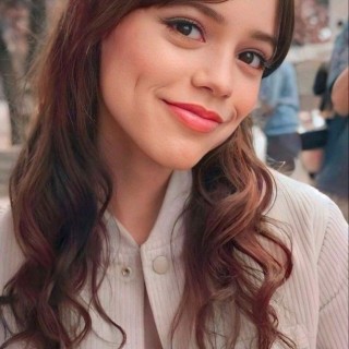 Jenna-Ortega-R042