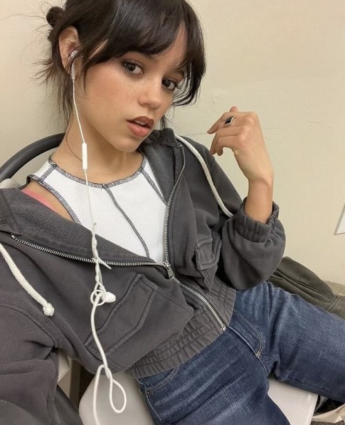 Jenna-Ortega-R067.jpg