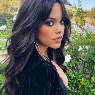 Jenna-Ortega-R095
