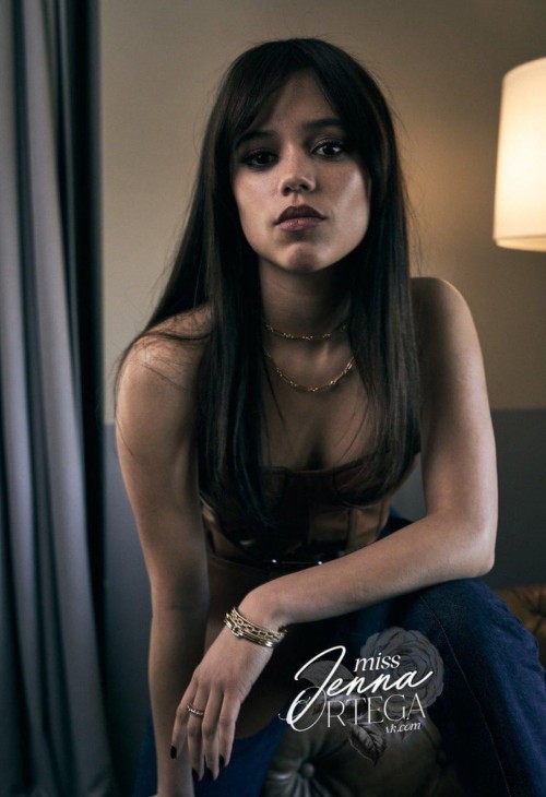 Jenna-Ortega-R120.jpg