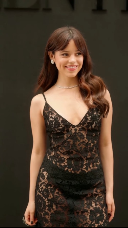 Jenna-Ortega-R126.jpg