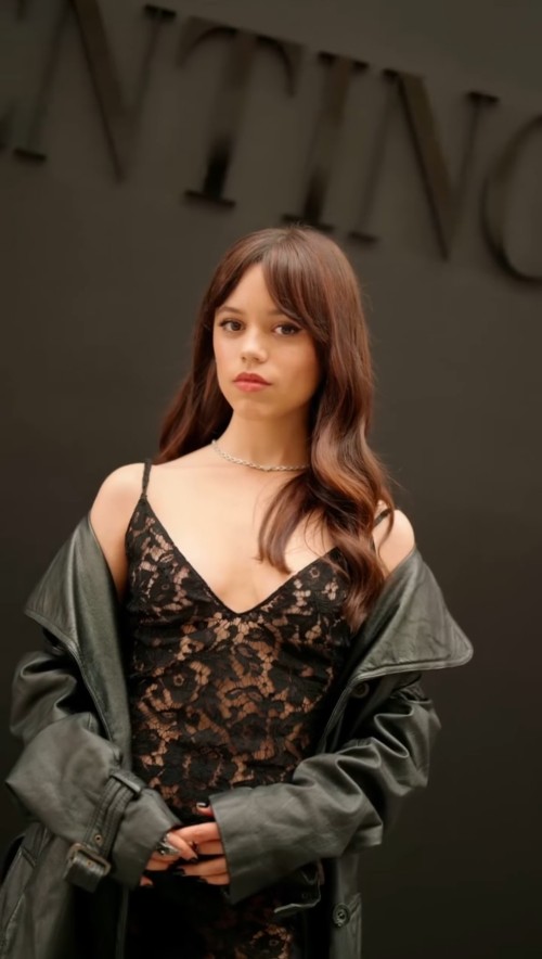 Jenna-Ortega-R130.jpg
