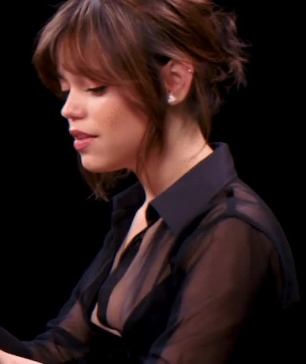 Jenna-Ortega-R189.mp4