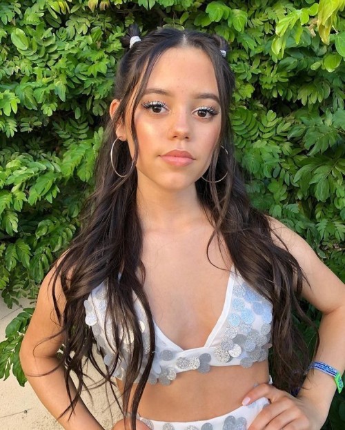 Jenna-Ortega-R198.jpg
