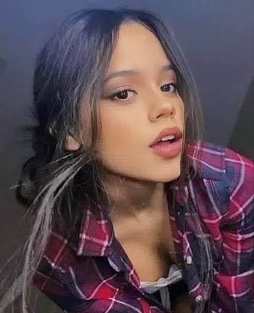 Jenna-Ortega-R217.jpg
