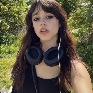 Jenna-Ortega-R240