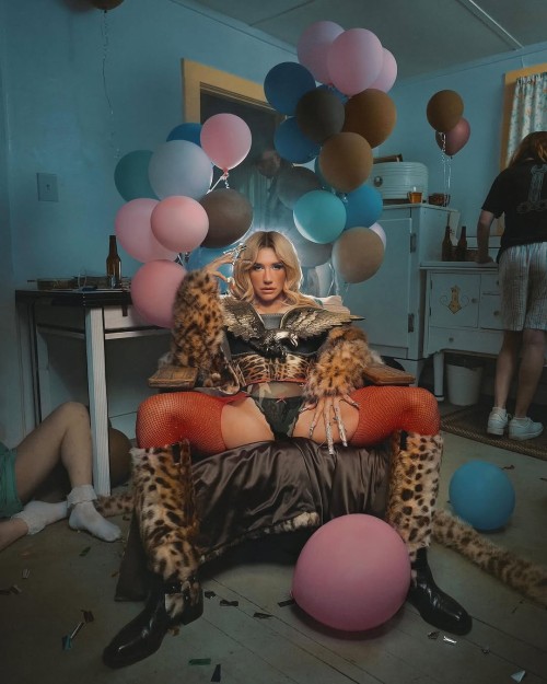 Kesha-para-Paper-Magazine-2025-13394b30c5d68b9ae.jpg