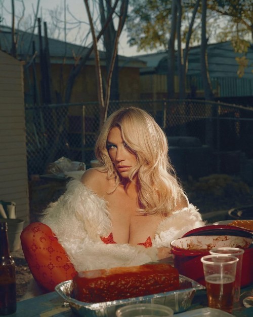 Kesha-para-Paper-Magazine-20253e79ff927e008d21.jpg