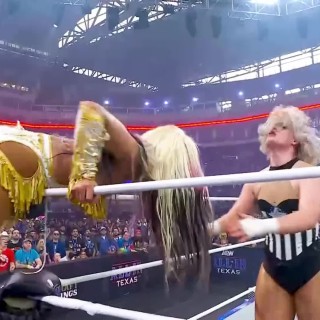 Kissing-at-Aew-All-In-Texas---Toni-Storm-Mercedes-Moneca288fe81924a628