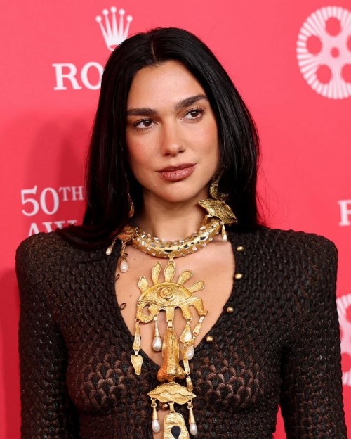 LINDA-Dua-Lipa-marcou-presenca-no-50-Chaplin-Award-Gala.dualipa-chaplinaward-schiaparelli-2dac5dce9fef8178e.jpg
