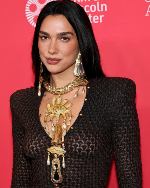 LINDA-Dua-Lipa-marcou-presenca-no-50-Chaplin-Award-Gala.dualipa-chaplinaward-schiaparelli-3ff53504ab39c7520.jpg
