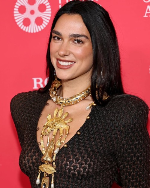LINDA-Dua-Lipa-marcou-presenca-no-50-Chaplin-Award-Gala.dualipa-chaplinaward-schiaparelli-407e56184bda704de.jpg