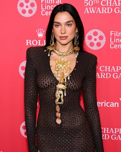 LINDA-Dua-Lipa-marcou-presenca-no-50-Chaplin-Award-Gala.dualipa-chaplinaward-schiaparelli-54eeccca627c4642d.jpg