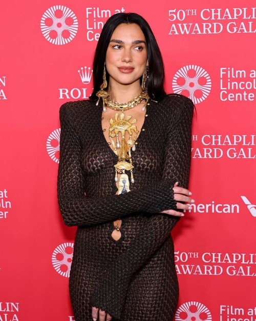 LINDA-Dua-Lipa-marcou-presenca-no-50-Chaplin-Award-Gala.dualipa-chaplinaward-schiaparelli-6127bc2b0d7cead2f.jpg