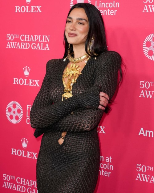 LINDA-Dua-Lipa-marcou-presenca-no-50-Chaplin-Award-Gala.dualipa-chaplinaward-schiaparelli-7ab49bb4256ee3029.jpg