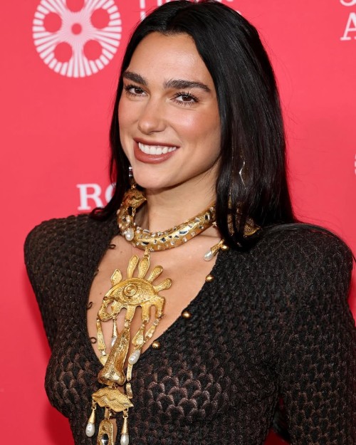 LINDA-Dua-Lipa-marcou-presenca-no-50-Chaplin-Award-Gala.dualipa-chaplinaward-schiaparelli-8e66a9b42a8271a9c.jpg