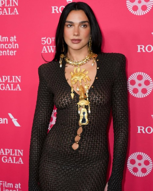 LINDA-Dua-Lipa-marcou-presenca-no-50-Chaplin-Award-Gala.dualipa-chaplinaward-schiaparelli0295fe2acefde361.jpg