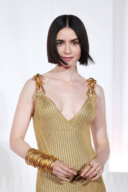 Lily-Collins-R001a2a1db1cd33627f6.jpg