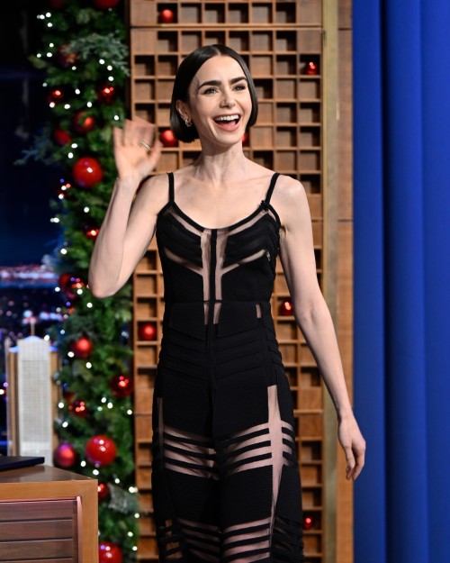 Lily_Collins_at_The_Tonight_Show_Starring_Jimmy_Fallon_12-09-20250001.jpg